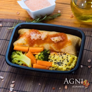 Panqueca integral de frango com legumes ao molho, com Purê misto e Brócolis e Cenoura.