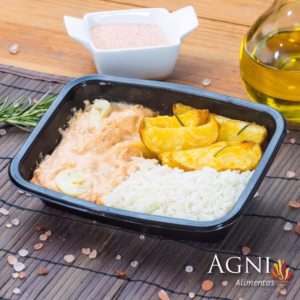 Strogonoff de frango, arroz branco e batatas rústica